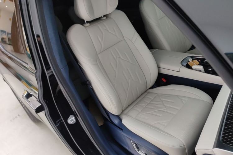 Used Zeekr 009 2024 Six-Seat Executive Version 4WD 108 kWh Right Front Seat