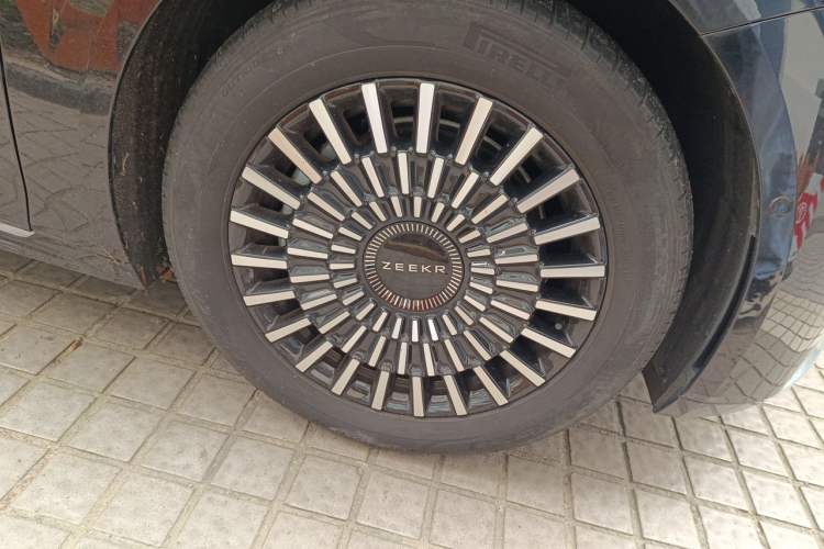 Used Zeekr 009 2024 7-Seater Aisle Version 108 kWh Right Front Wheel Hub