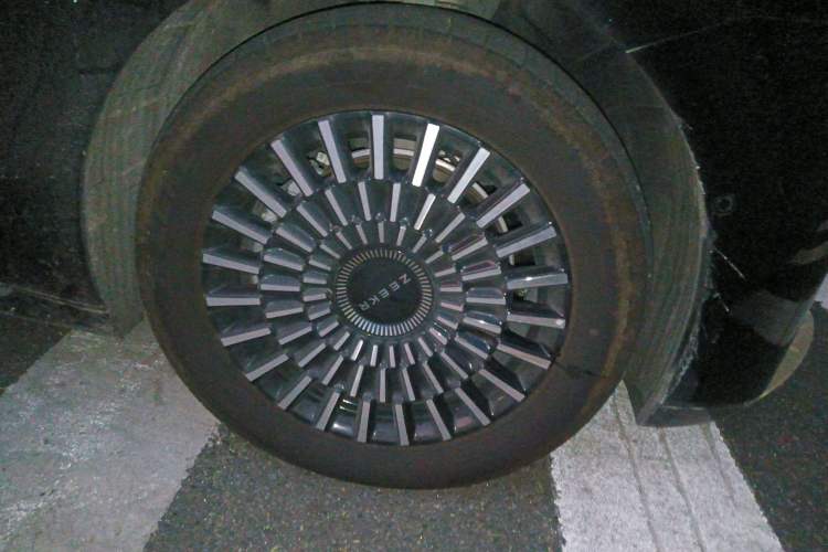 Used Zeekr 009 2024 Six-Seat Executive Version 4WD 108 kWh Right Front Wheel Hub