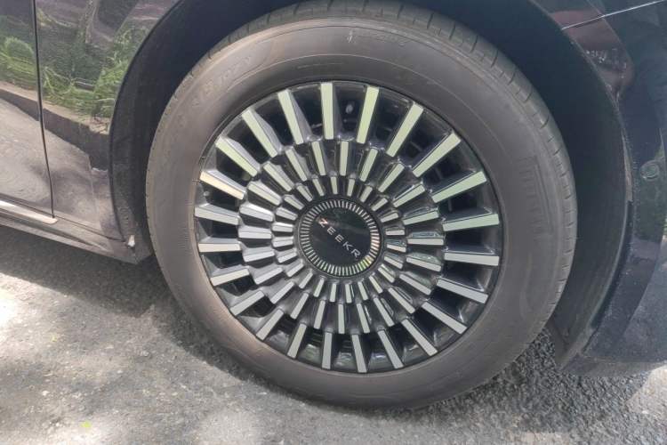 Used Zeekr 009 2024 7-Seater Walk-Through Version Four-Wheel Drive 108 kWh Right Front Wheel Hub
