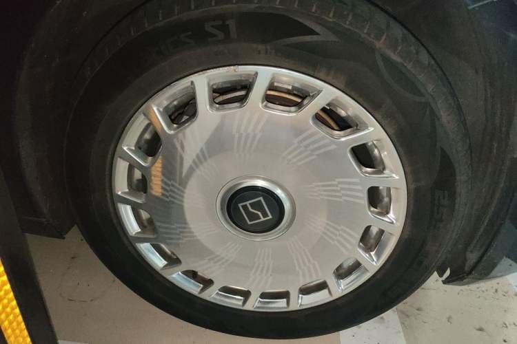 Used Zeekr 009 2024 Six-Seat Executive Version 4WD 108 kWh Right Front Wheel Hub