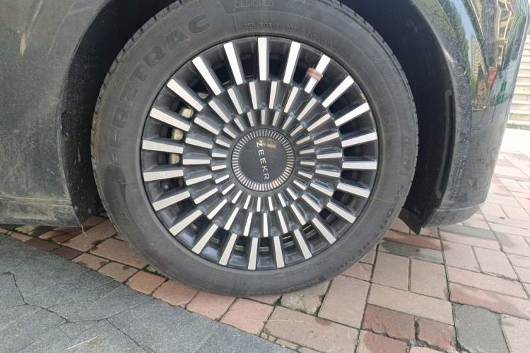 Used Zeekr 009 2024 Six-Seat Executive Version 4WD 108 kWh Right Front Wheel Hub