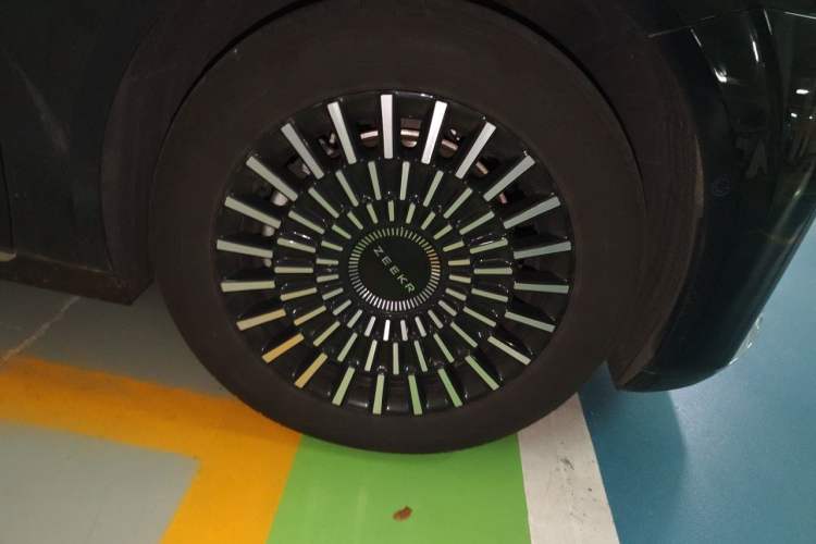 Used Zeekr 009 2024 7-Seater Aisle Version 108 kWh Right Front Wheel Hub