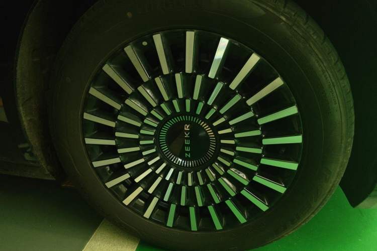 Used Zeekr 009 2024 7-Seater Walk-Through Version Four-Wheel Drive 108 kWh Right Front Wheel Hub
