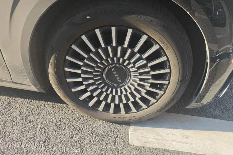 Used Zeekr 009 2024 Six-Seat Executive Version 4WD 108 kWh Right Front Wheel Hub