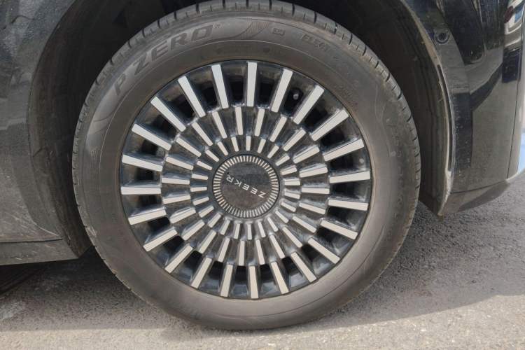 Used Zeekr 009 2024 7-Seater Walk-through Version 4WD 140 kWh Right Front Wheel Hub
