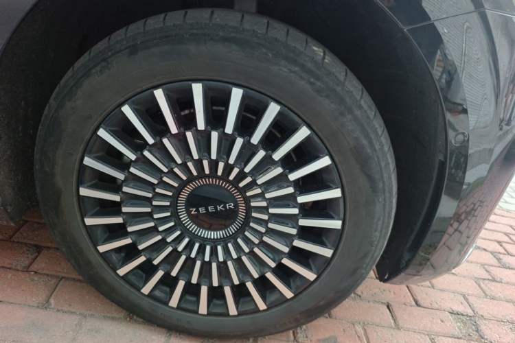 Used Zeekr 009 2024 7-Seater Aisle Version 108 kWh Right Front Wheel Hub