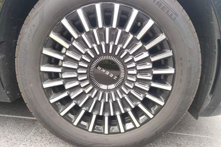 Used Zeekr 009 2024 Six-Seat Executive Version 4WD 108 kWh Right Front Wheel Hub