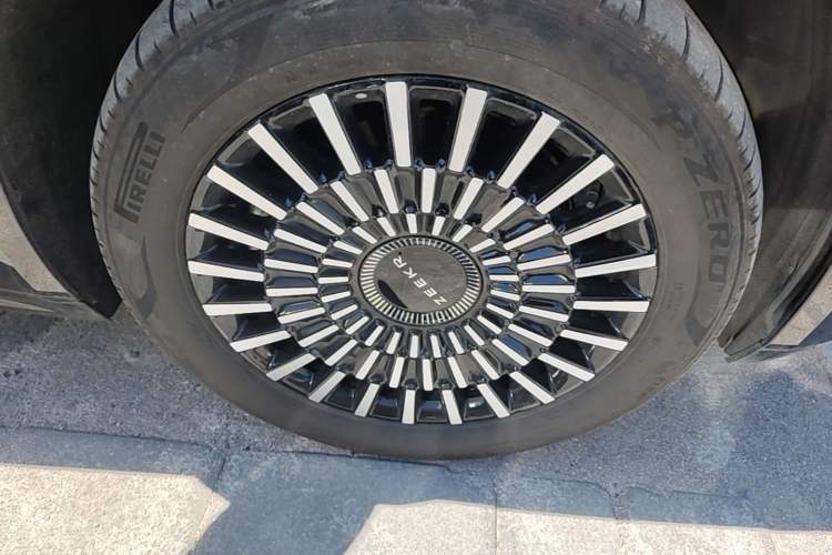 Used Zeekr 009 2024 Six-Seat Executive Version 4WD 108 kWh Right Front Wheel Hub