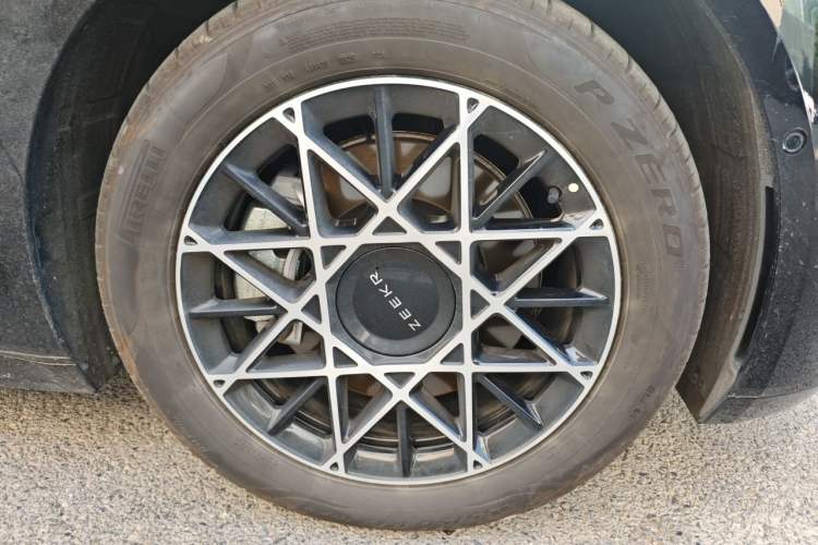 Used Zeekr 009 2024 Six-Seat Executive Version 4WD 108 kWh Right Front Wheel Hub