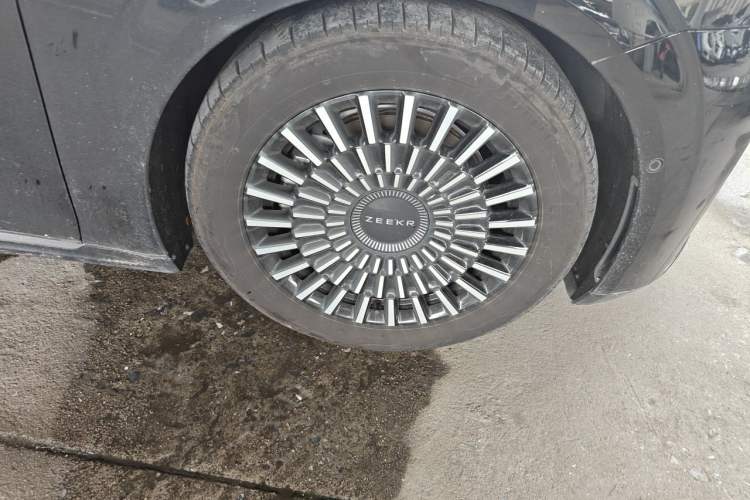 Used Zeekr 009 2024 Six-Seat Executive Version 4WD 108 kWh Right Front Wheel Hub