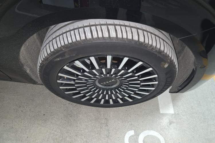 Used Zeekr 009 2024 7-Seater Aisle Version 140 kWh Right Front Wheel Hub