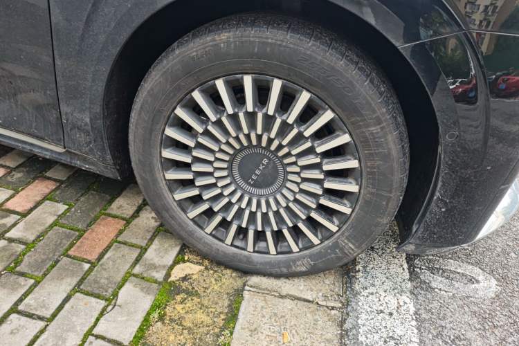 Used Zeekr 009 2024 7-Seater Aisle Version 108 kWh Right Front Wheel Hub