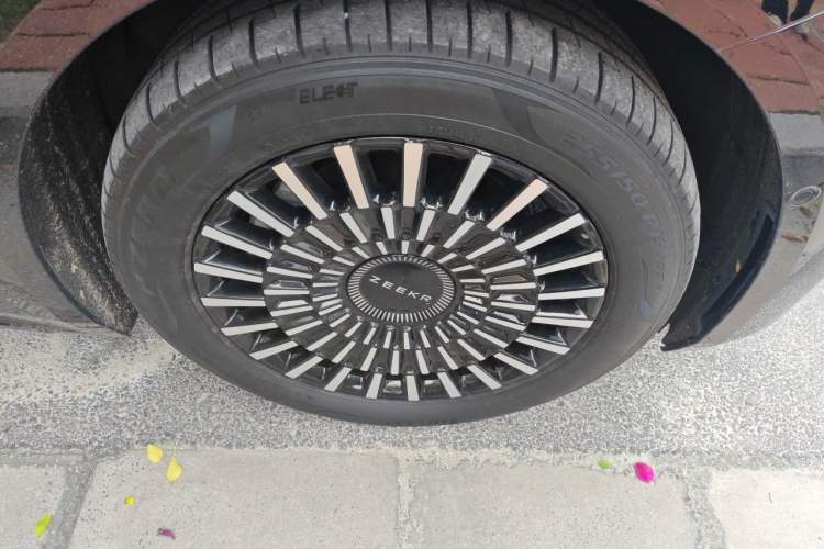 Used Zeekr 009 2024 Six-Seat Executive Version 4WD 108 kWh Right Front Wheel Hub