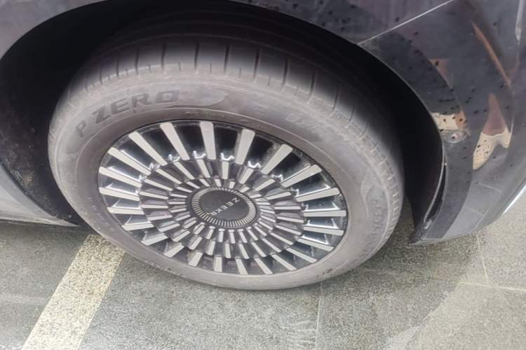 Used Zeekr 009 2024 Six-Seat Executive Version 4WD 108 kWh Right Front Wheel Hub