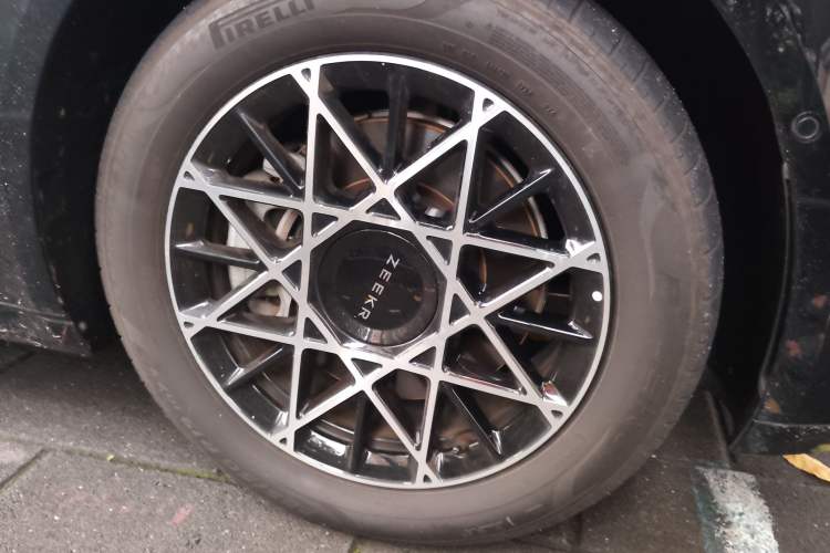 Used Zeekr 009 2024 7-Seater Aisle Version 108 kWh Right Front Wheel Hub