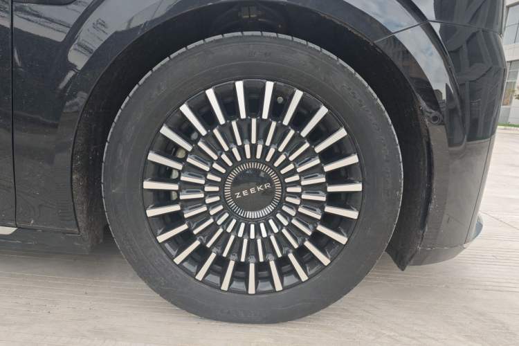 Used Zeekr 009 2024 7-Seater Aisle Version 108 kWh Right Front Wheel Hub