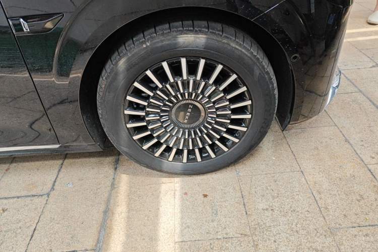 Used Zeekr 009 2024 Six-Seat Executive Version 4WD 108 kWh Right Front Wheel Hub