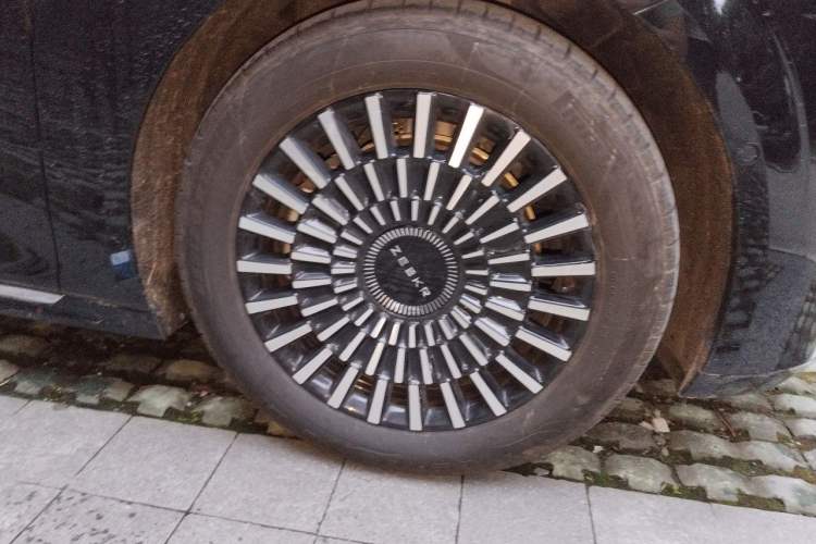 Used Zeekr 009 2024 Six-Seat Executive Version 4WD 108 kWh Right Front Wheel Hub