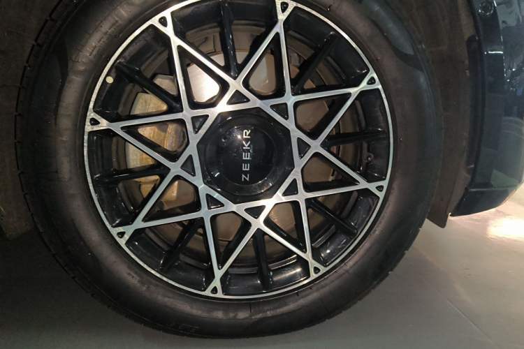 Used Zeekr 009 2024 Six-Seat Executive Version 4WD 108 kWh Right Front Wheel Hub