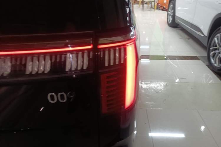 Used Zeekr 009 2024 7-Seater Walk-Through Version Four-Wheel Drive 108 kWh Right Rear Taillight