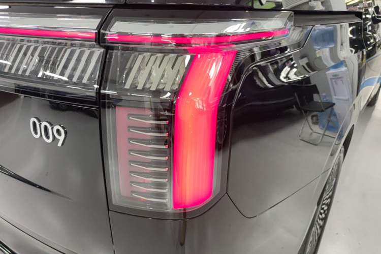 Used Zeekr 009 2024 7-Seater Walk-Through Version Four-Wheel Drive 108 kWh Right Rear Taillight