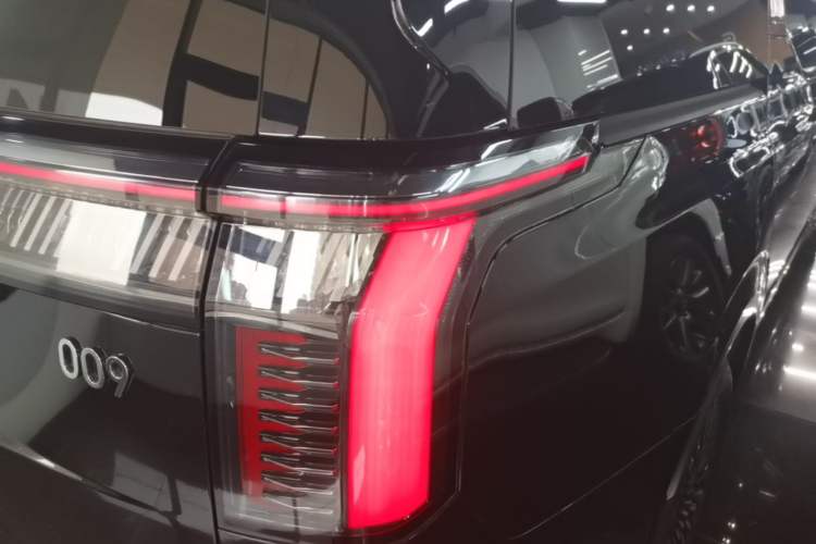 Used Zeekr 009 2024 Six-Seat Executive Version 4WD 108 kWh Right Rear Taillight
