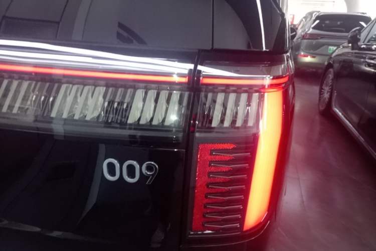 Used Zeekr 009 2024 Six-Seat Executive Version 4WD 108 kWh Right Rear Taillight