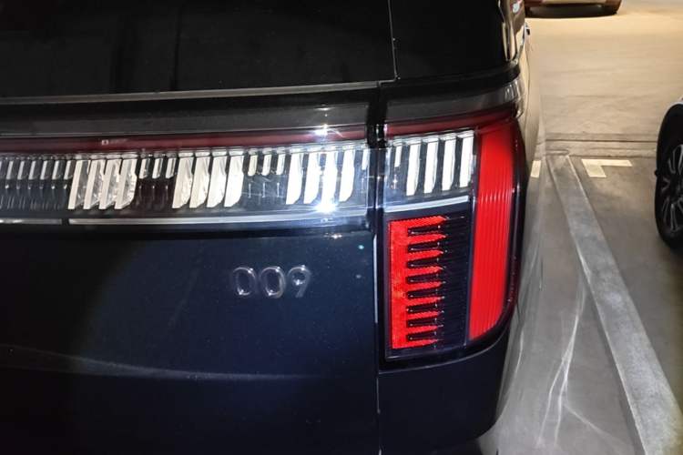 Used Zeekr 009 2024 7-Seater Aisle Version 108 kWh Right Rear Taillight