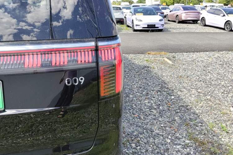 Used Zeekr 009 2024 7-Seater Walk-Through Version Four-Wheel Drive 108 kWh Right Rear Taillight
