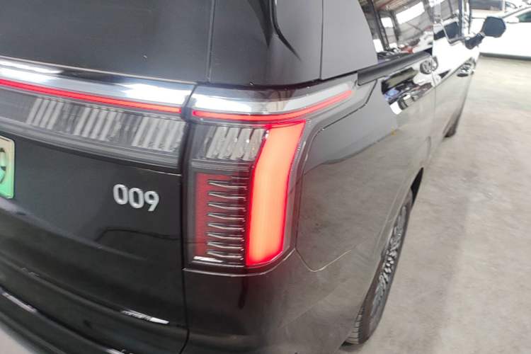 Used Zeekr 009 2024 7-Seater Walk-Through Version Four-Wheel Drive 108 kWh Right Rear Taillight