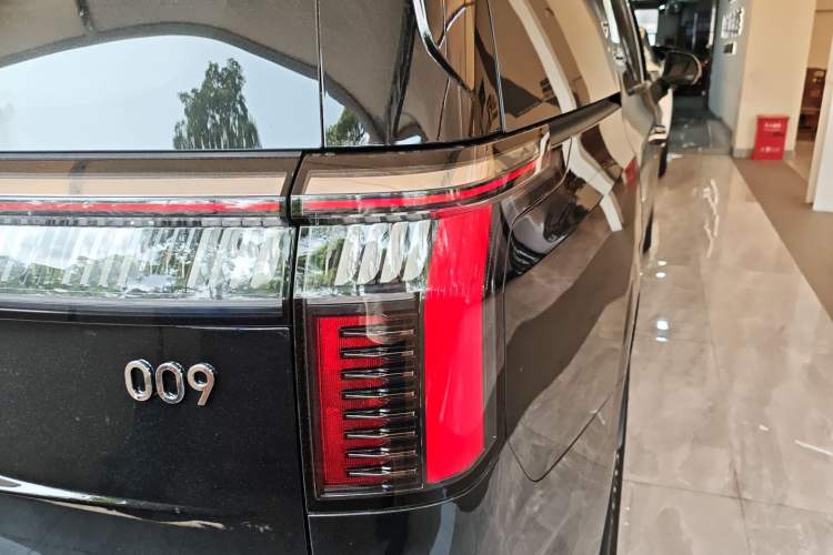 Used Zeekr 009 2024 7-Seater Aisle Version 140 kWh Right Rear Taillight