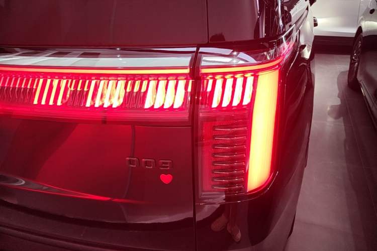 Used Zeekr 009 2024 Six-Seat Executive Version 4WD 108 kWh Right Rear Taillight