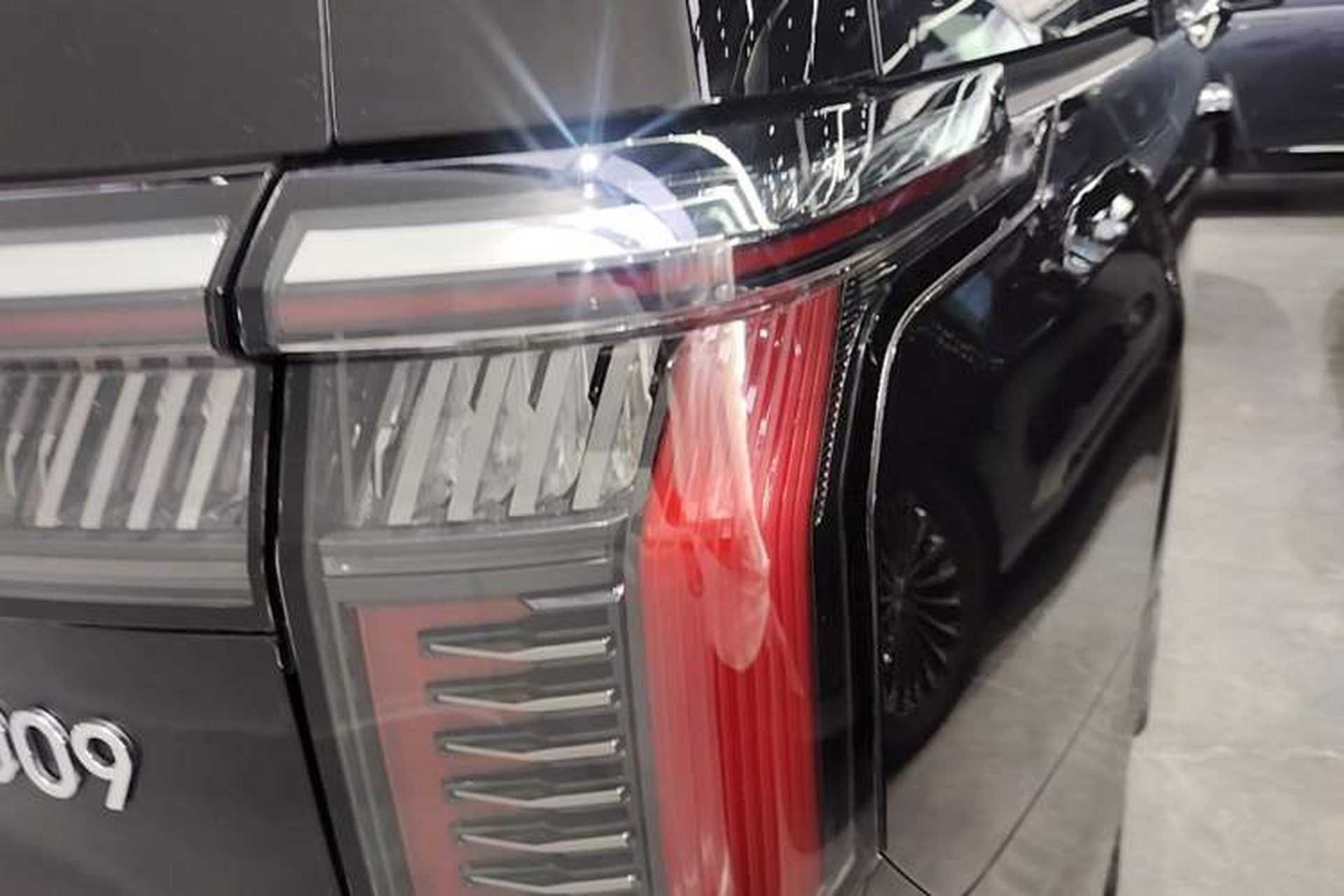 Used Zeekr 009 2024 Six-Seat Executive Version 4WD 108 kWh Right Rear Taillight