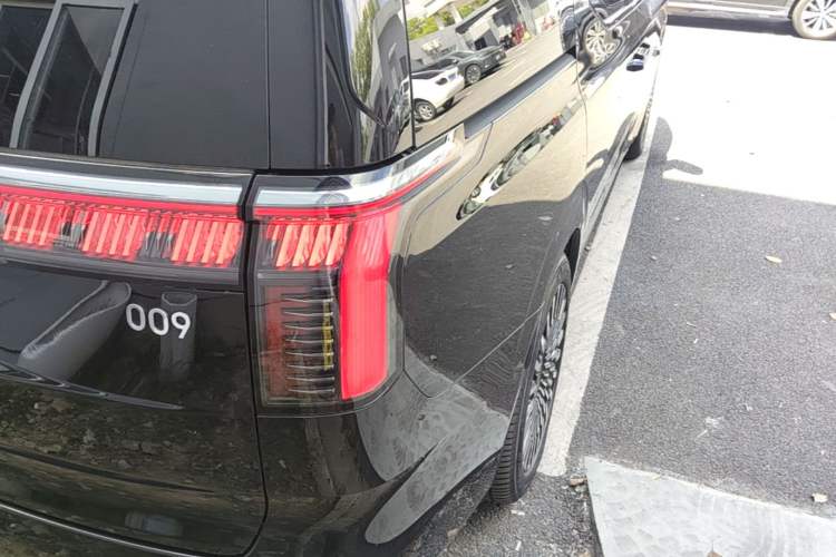 Used Zeekr 009 2024 Six-Seat Executive Version 4WD 108 kWh Right Rear Taillight