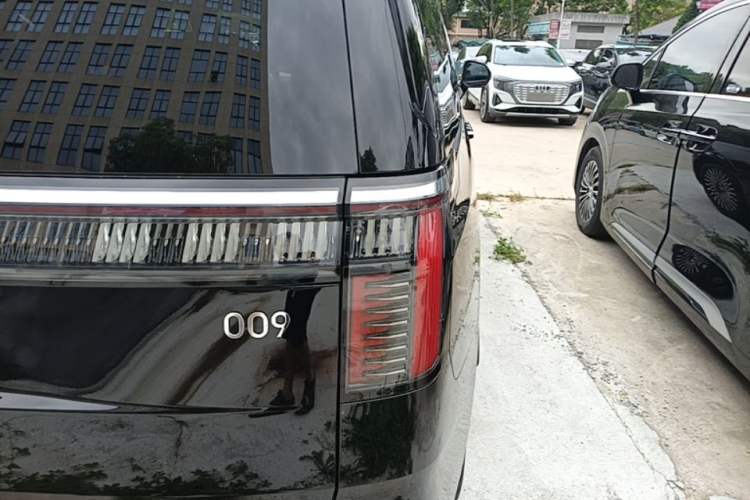 Used Zeekr 009 2024 7-Seater Aisle Version 108 kWh Right Rear Taillight