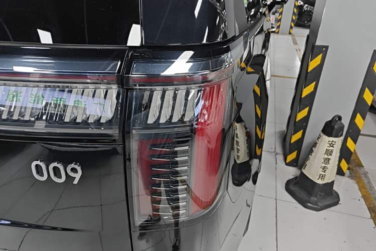Used Zeekr 009 2024 7-Seater Walk-Through Version Four-Wheel Drive 108 kWh Right Rear Taillight