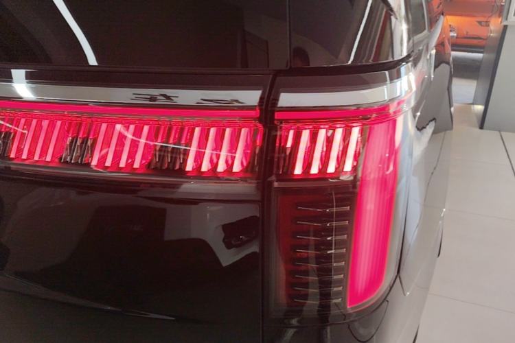 Used Zeekr 009 2024 7-Seater Walk-Through Version Four-Wheel Drive 108 kWh Right Rear Taillight
