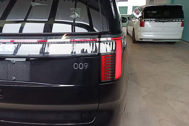 Used Zeekr 009 2024 7-Seater Walk-Through Version Four-Wheel Drive 108 kWh Right Rear Taillight