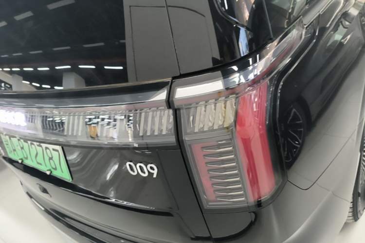 Used Zeekr 009 2024 7-Seater Walk-Through Version Four-Wheel Drive 108 kWh Right Rear Taillight