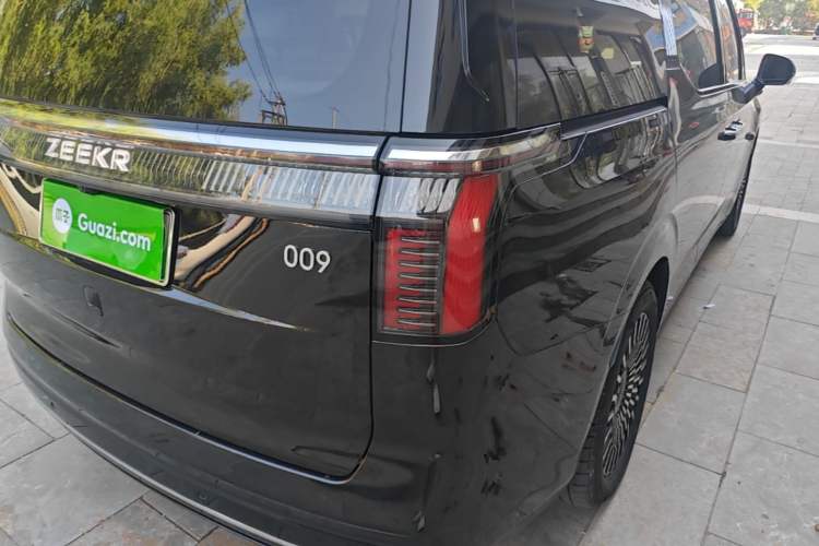 Used Zeekr 009 2024 7-Seater Walk-Through Version Four-Wheel Drive 108 kWh Right Rear Taillight