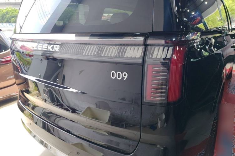 Used Zeekr 009 2024 7-Seater Walk-Through Version Four-Wheel Drive 108 kWh Right Rear Taillight