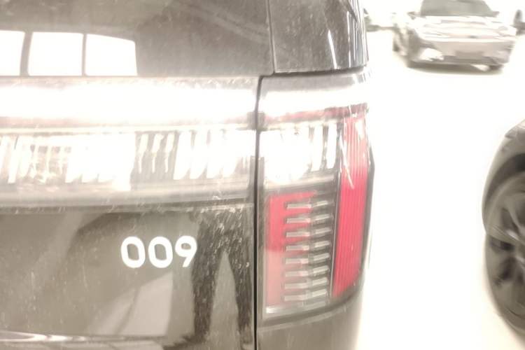 Used Zeekr 009 2024 Six-Seat Executive Version 4WD 108 kWh Right Rear Taillight