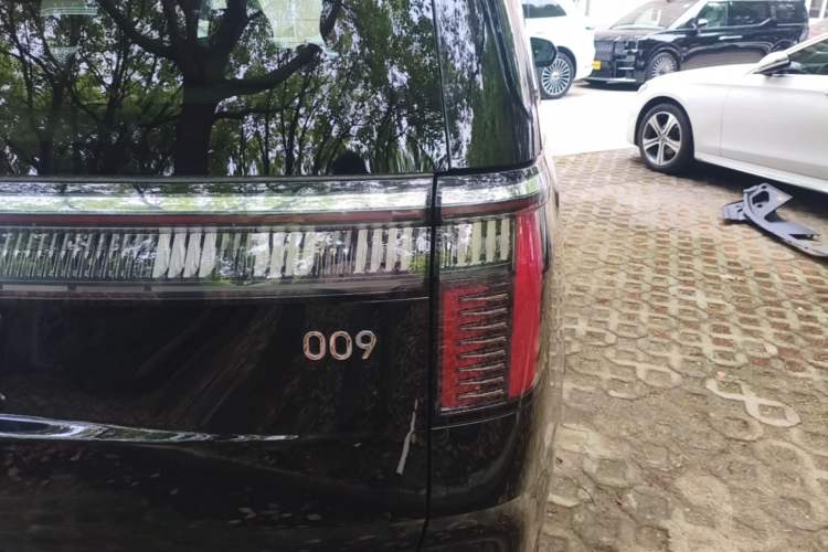 Used Zeekr 009 2024 Six-Seat Executive Version 4WD 108 kWh Right Rear Taillight