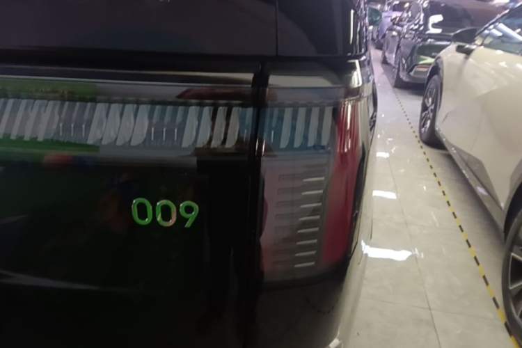 Used Zeekr 009 2024 7-Seater Walk-Through Version Four-Wheel Drive 108 kWh Right Rear Taillight