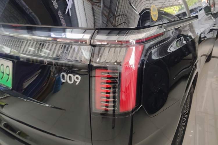 Used Zeekr 009 2024 7-Seater Walk-Through Version Four-Wheel Drive 108 kWh Right Rear Taillight