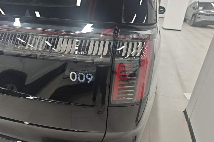 Used Zeekr 009 2024 7-Seater Walk-Through Version Four-Wheel Drive 108 kWh Right Rear Taillight