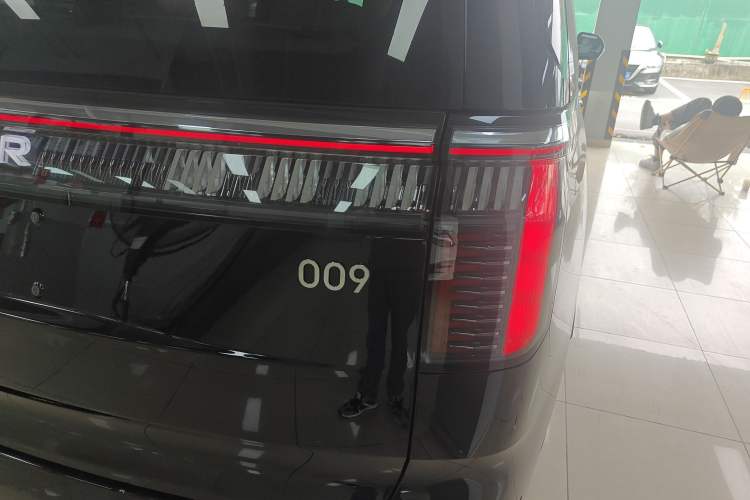 Used Zeekr 009 2024 Six-Seat Executive Version 4WD 108 kWh Right Rear Taillight