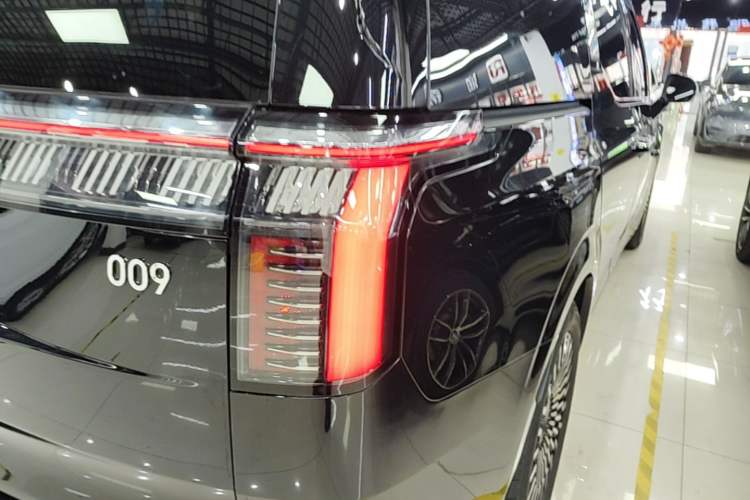 Used Zeekr 009 2024 Six-Seat Executive Version 4WD 108 kWh Right Rear Taillight