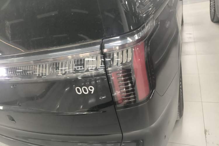 Used Zeekr 009 2024 7-Seater Walk-Through Version Four-Wheel Drive 108 kWh Right Rear Taillight